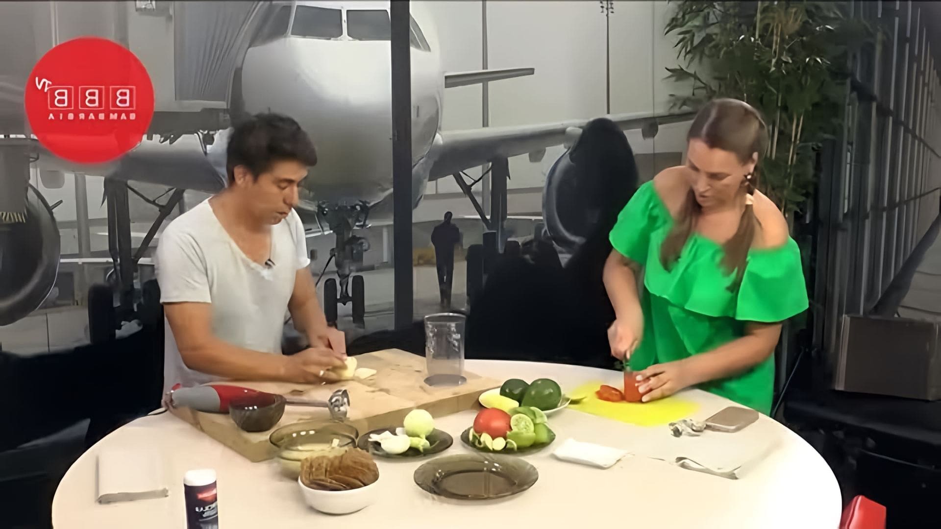 В прямом эфире Бамбарбия ТВ готовим блюда мексиканской кухни - гуакомоле и аква чили - вместе с Аллой Глывой (АГП... 
