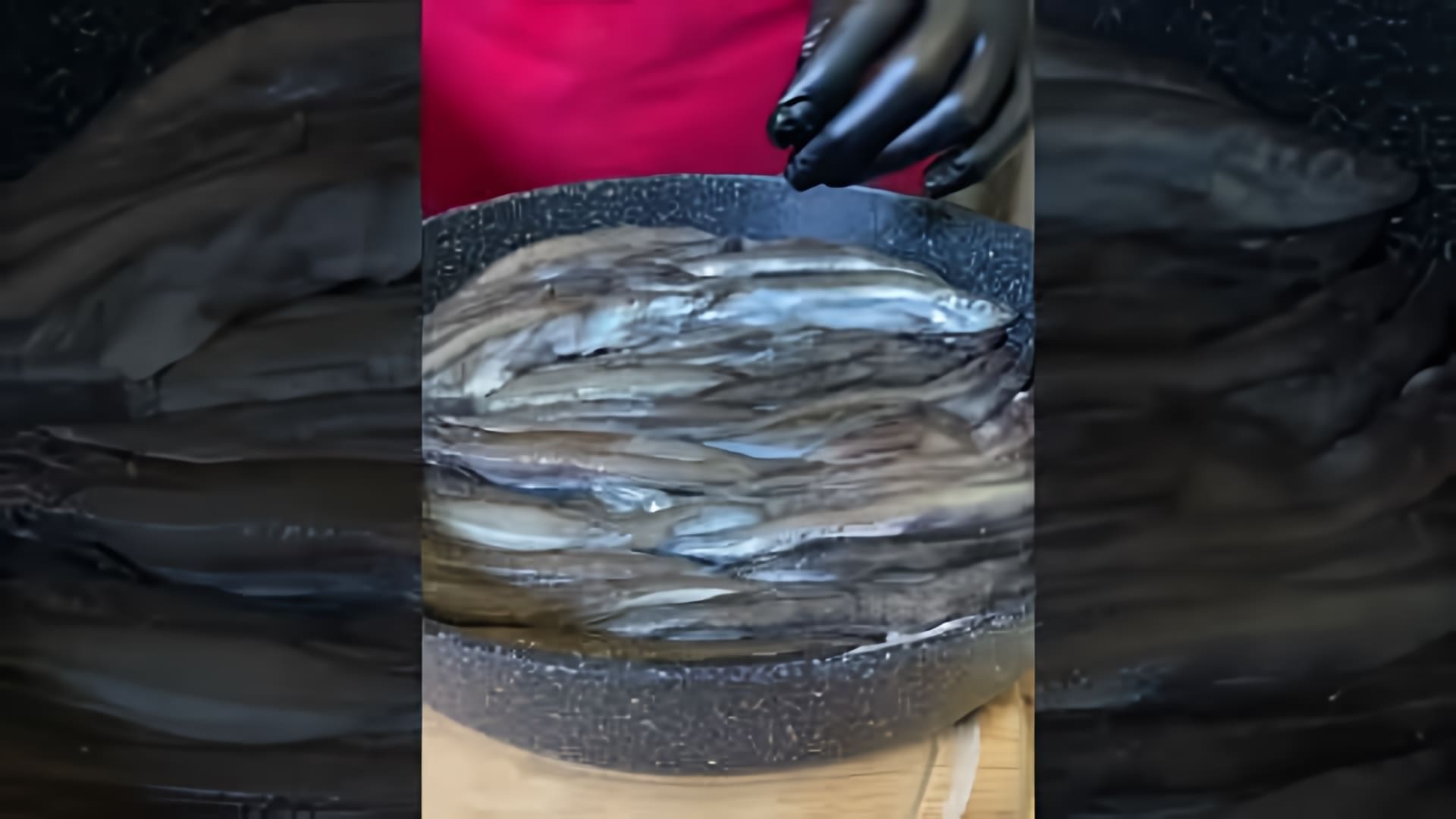 В этом видео демонстрируется рецепт приготовления мойвы на скорую руку