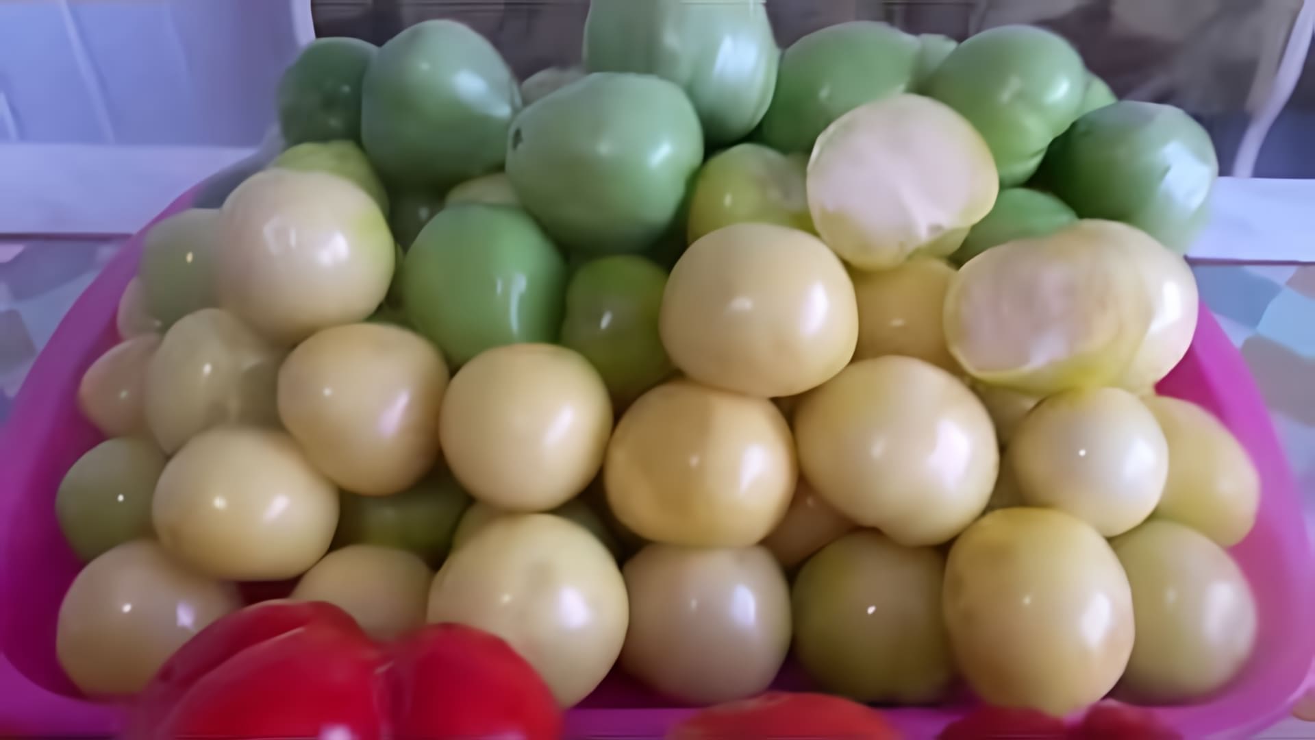 В этом видео демонстрируется процесс приготовления салата на зиму из овощного физалиса, зеленых помидор и перца