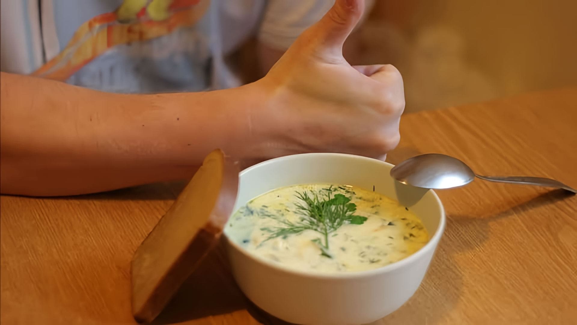 Рецепт сырного супа - это видео-ролик, который показывает, как приготовить вкусный и питательный сырный суп