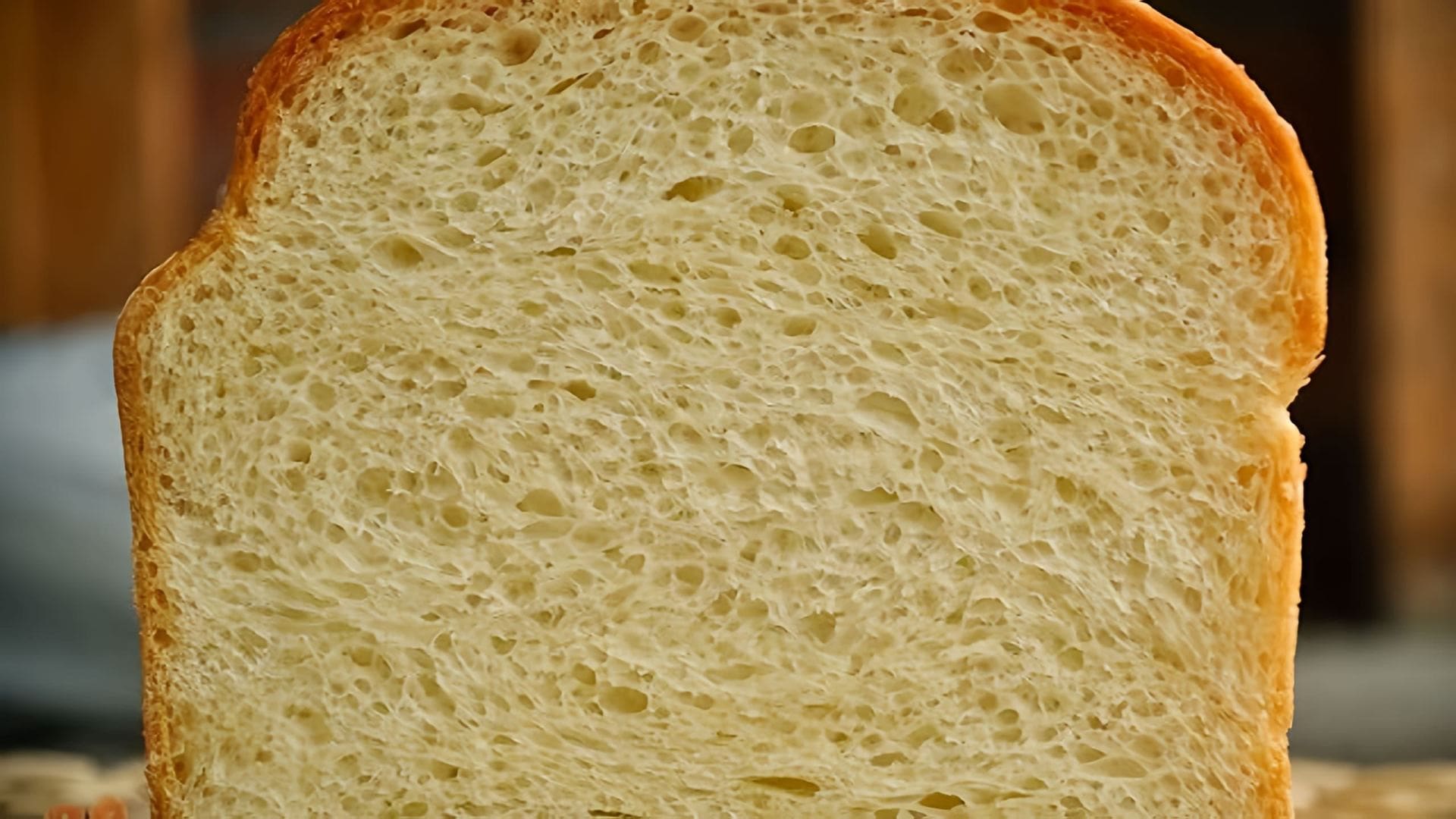 В этом видео демонстрируется процесс приготовления домашнего белого формового хлеба, который также называют сайкой или кирпичиком