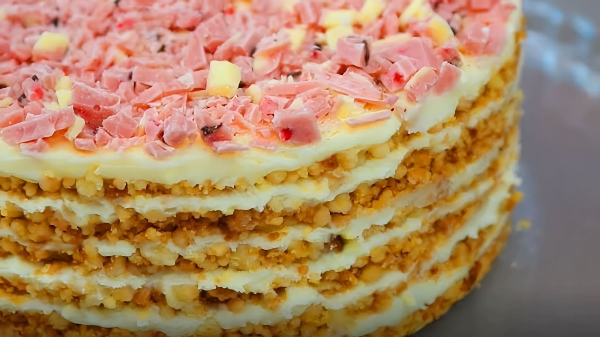 В этом видео демонстрируется рецепт приготовления торта без выпечки, который называется "Самый модный торт из крошки"