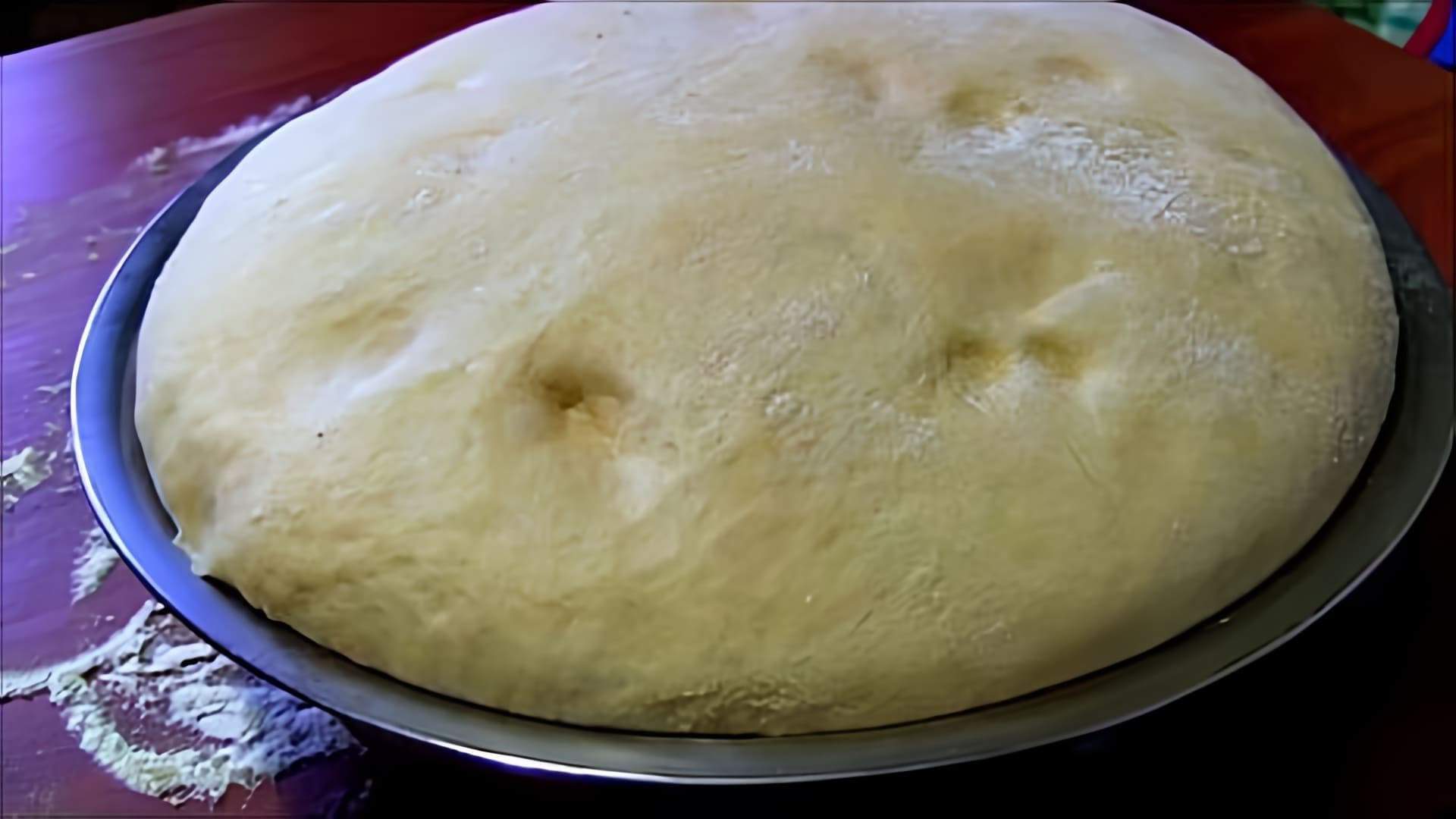 В этом видео демонстрируется процесс приготовления дрожжевого теста на кислом молоке для пирогов, пирожков и булочек