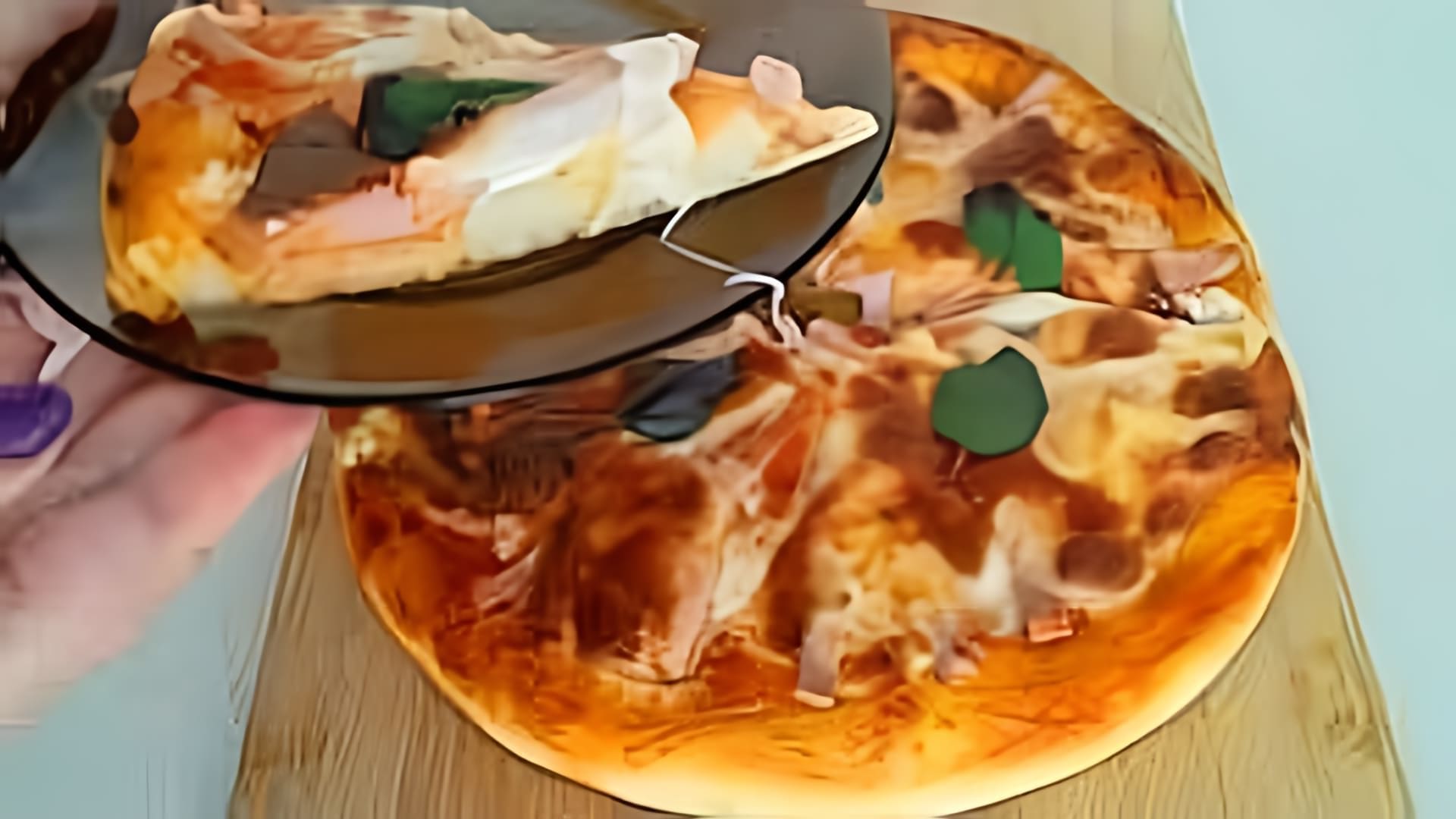 Пицца с сыром Моцарелла на первый взгляд кажется очень простой, - тесто да сыр. Но пицца получается очень вкусной, ... 