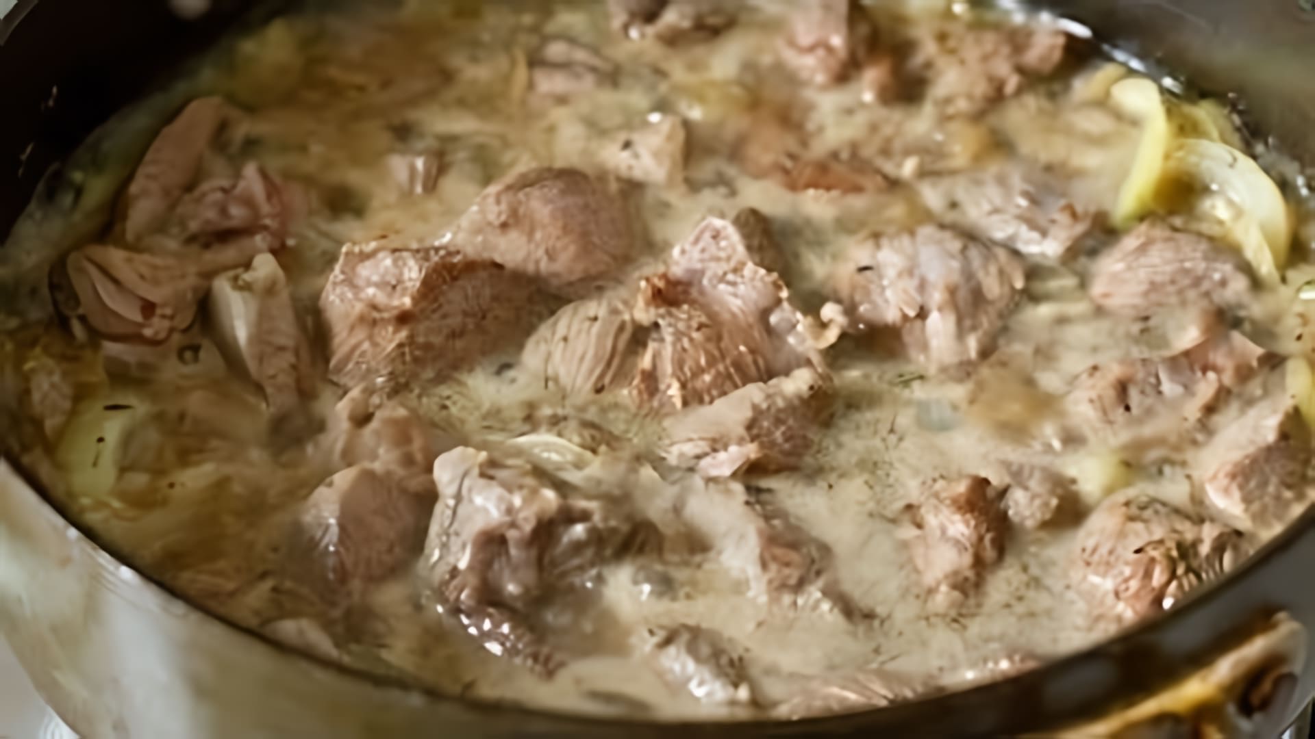 В этом видео демонстрируется рецепт приготовления баранины с картофелем в духовке