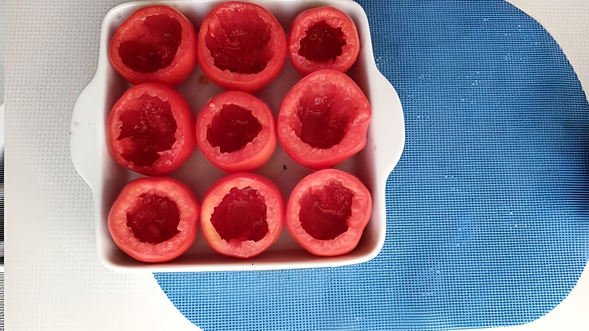 В этом видео демонстрируется процесс приготовления фаршированных помидоров