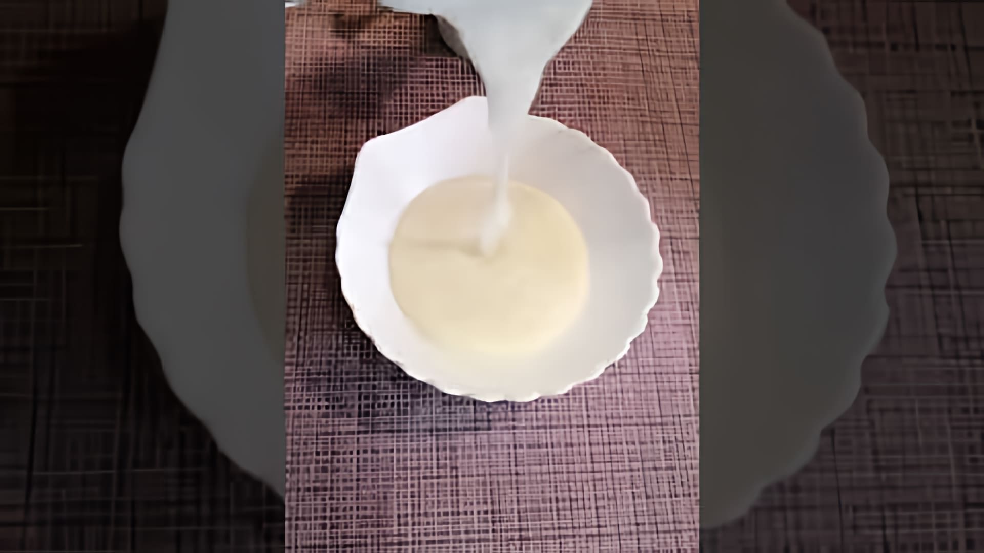 В этом видео демонстрируется рецепт приготовления манной каши без комочков