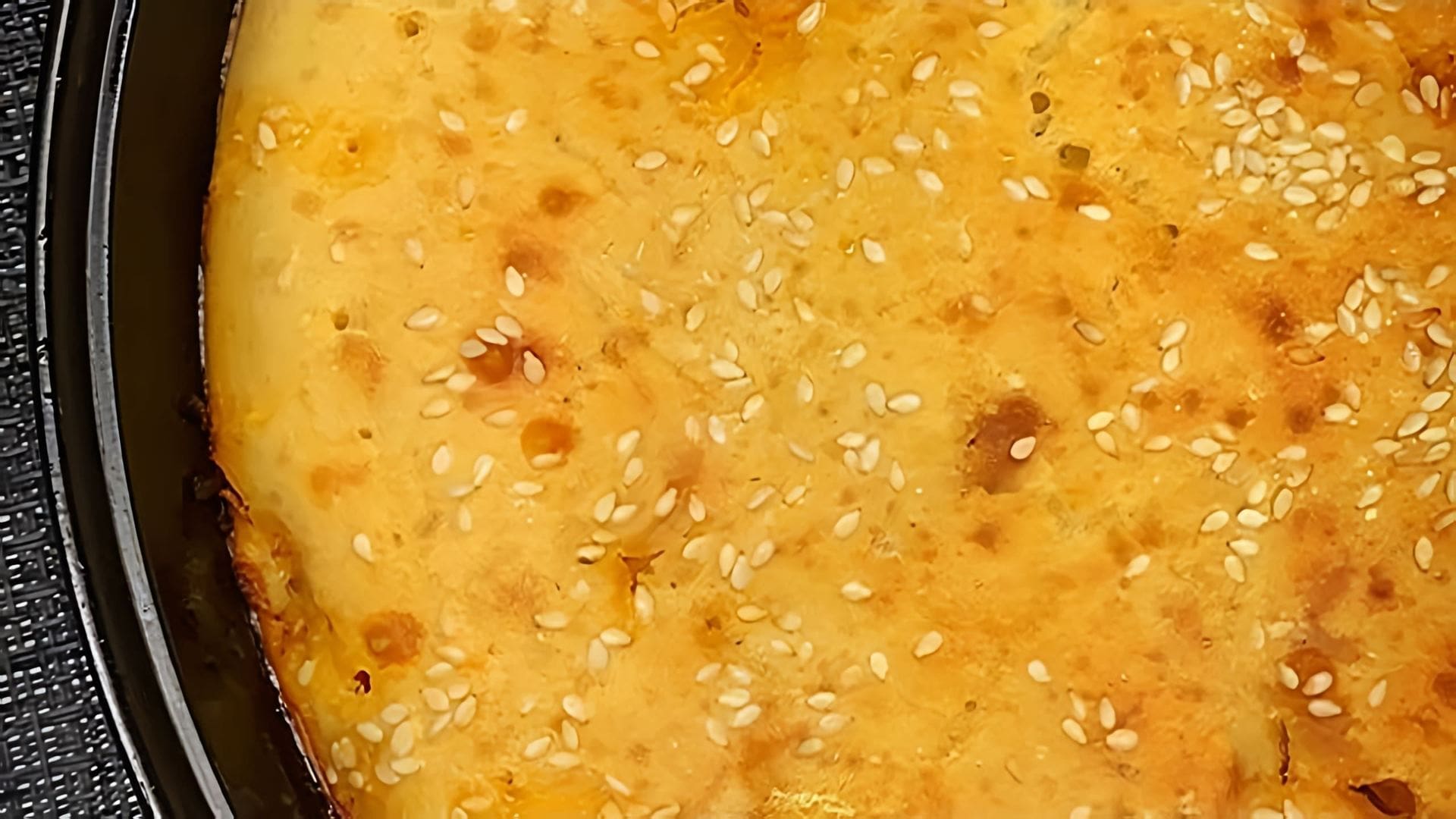 В этом видео демонстрируется быстрый и вкусный рецепт пирога с капустой