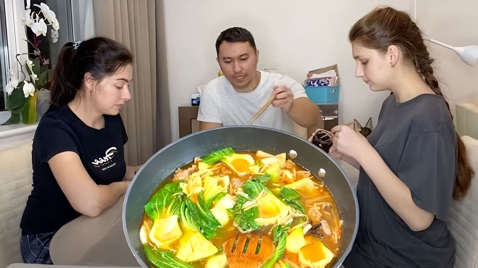 В этом видео Сергей и Маша показывают, как приготовить острый суп по-китайски