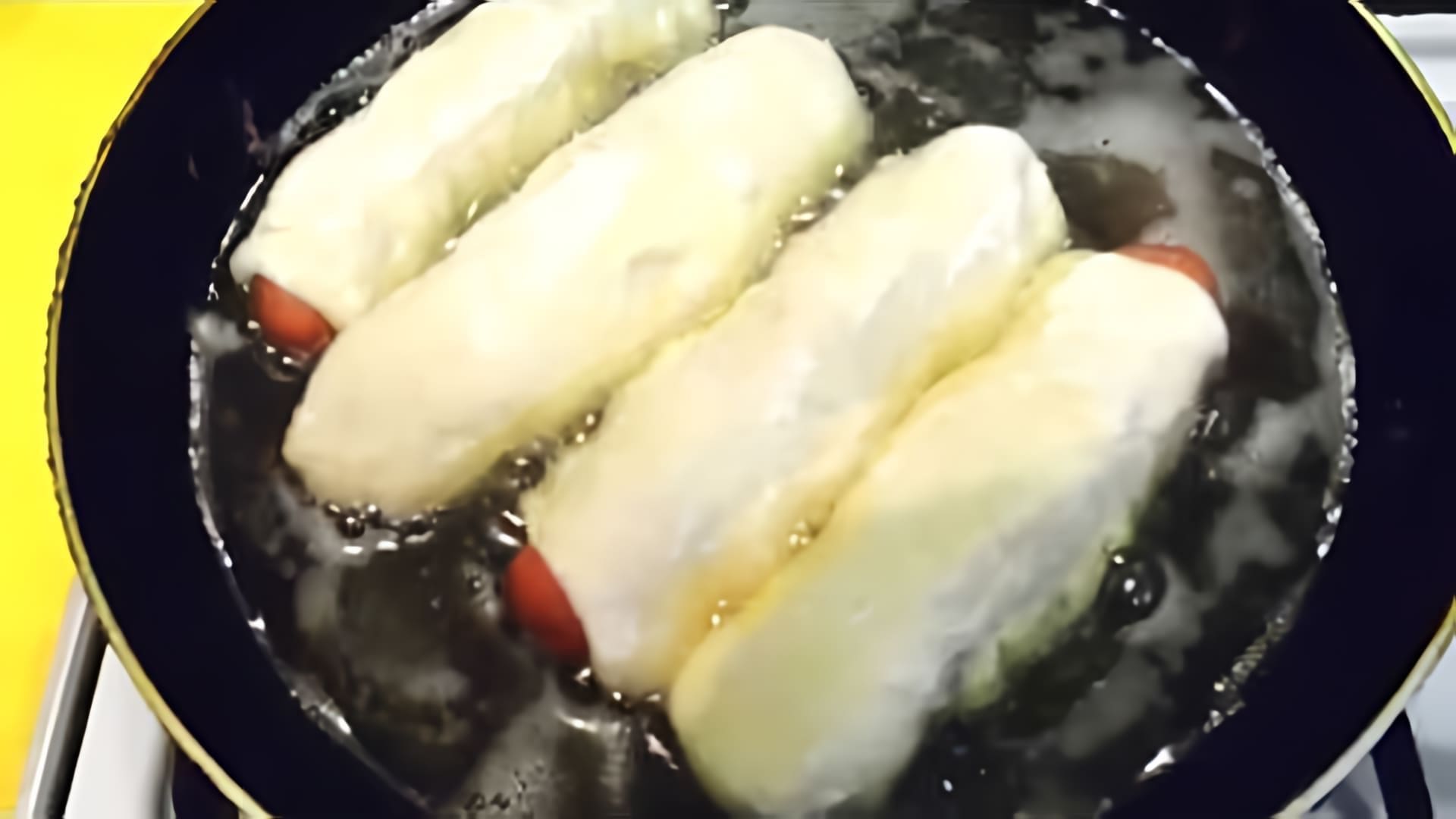 В этом видео-ролике показан процесс приготовления сосисок в тесте на кефире
