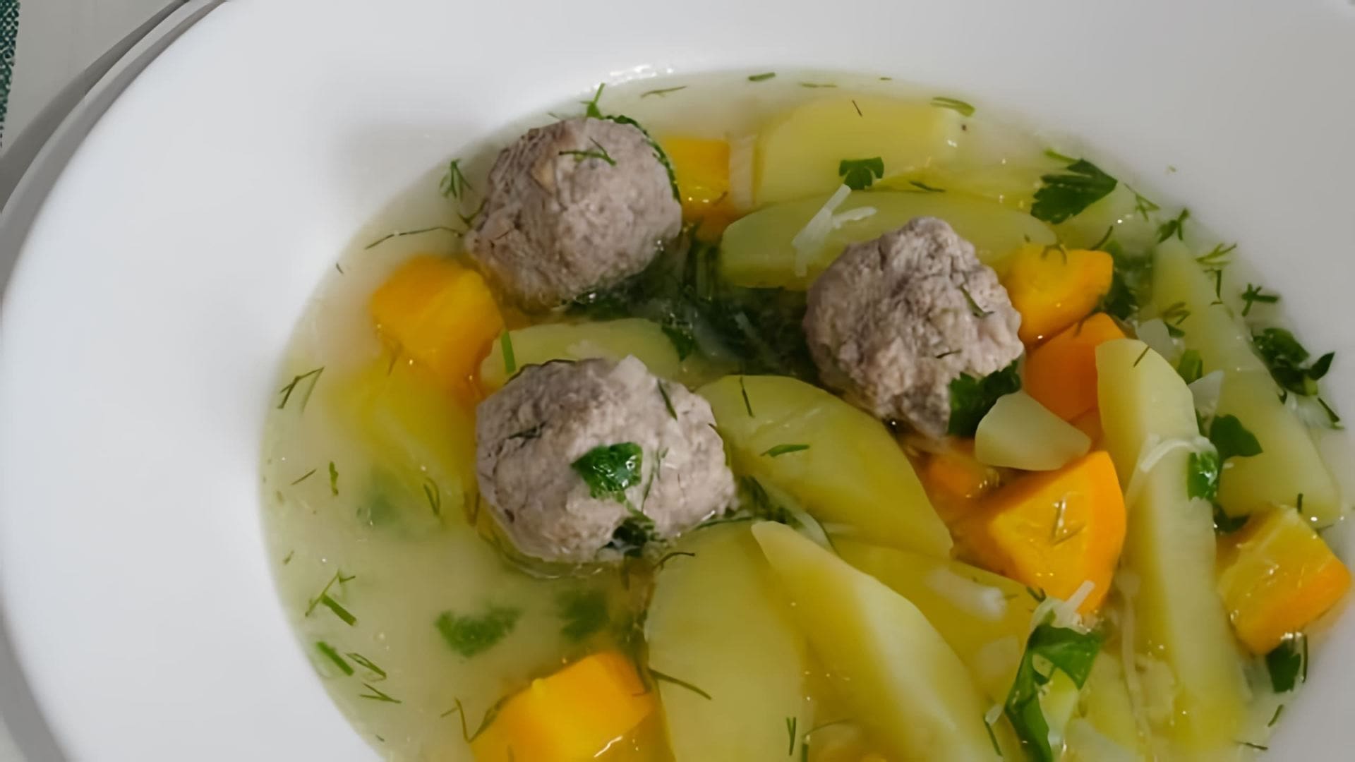 В этом видео демонстрируется процесс приготовления вкусного супа с фрикадельками и вермишелью