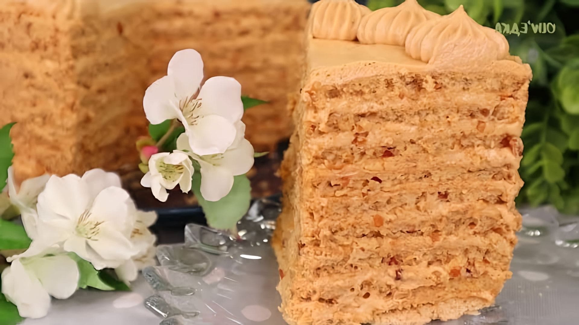 В этом видео демонстрируется рецепт приготовления торта "Коровка"
