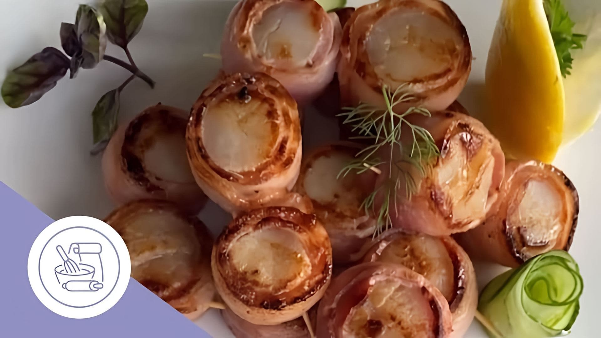 В этом видео-ролике показан рецепт приготовления гребешков в беконе