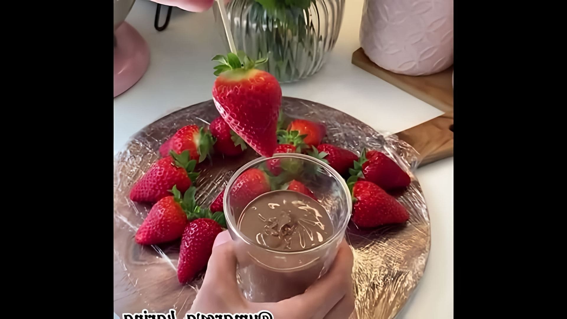 В этом видео демонстрируется процесс приготовления клубники в шоколаде