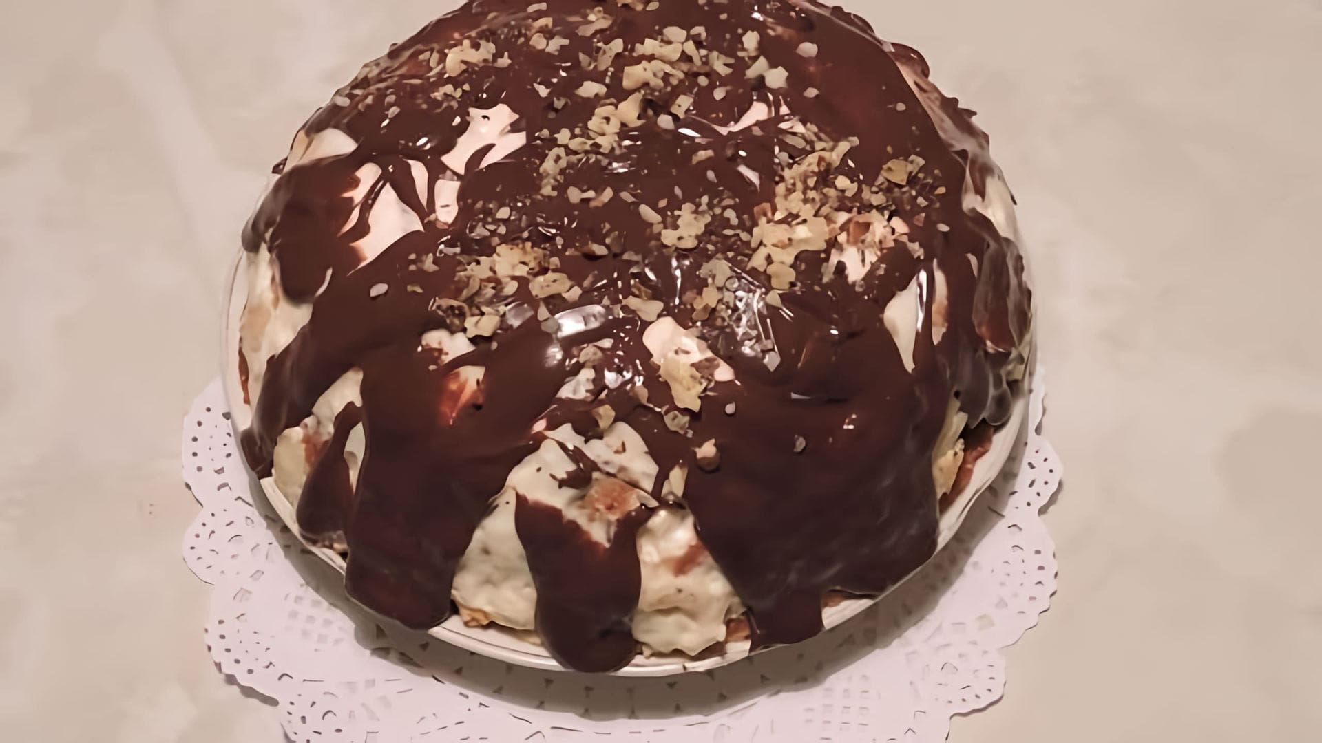 В этом видео демонстрируется процесс приготовления торта Панчо