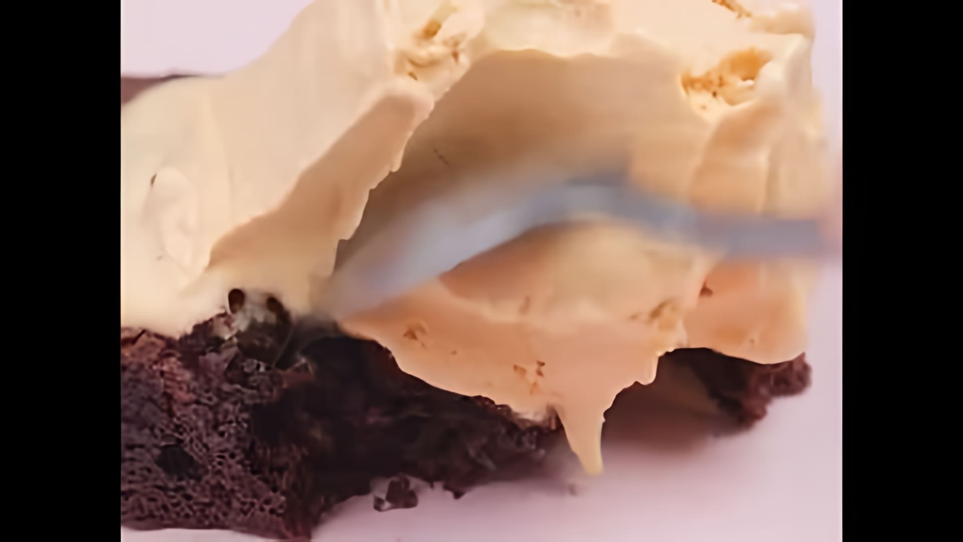 В этом видео демонстрируется рецепт приготовления брауни с мороженым