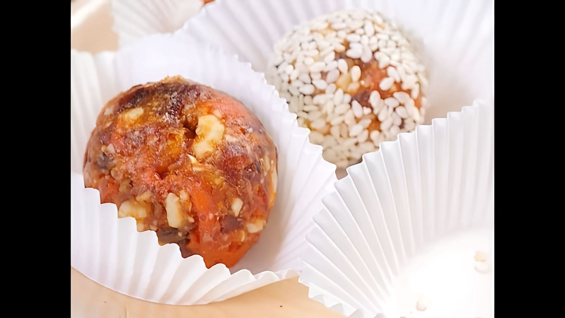 В этом видео-ролике рассказывается о том, как приготовить полезные конфеты из фиников и миндаля
