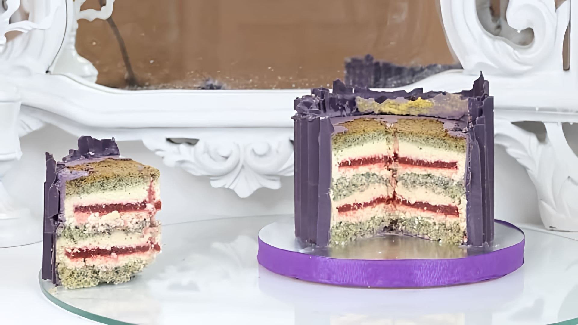 В этом видео демонстрируется рецепт приготовления торта с интересным сочетанием бисквита и двух начинок