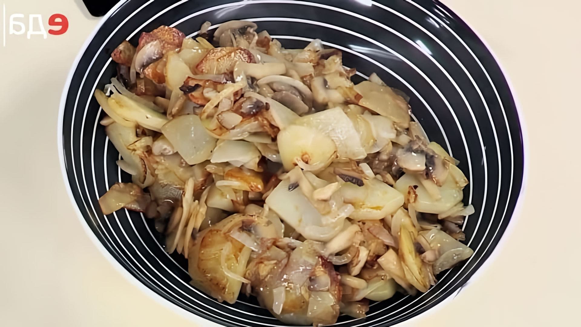 В этом видео Илья Лазерсон, шеф-повар, показывает, как подготовиться к работе на кухне, как правильно чистить и нарезать картошку, а также как жарить картошку с луком и грибами