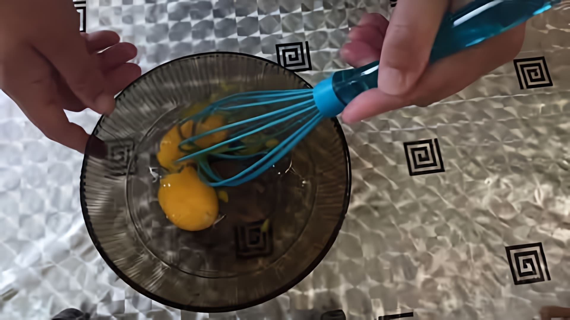 В этом видео демонстрируется процесс приготовления яичных блинов
