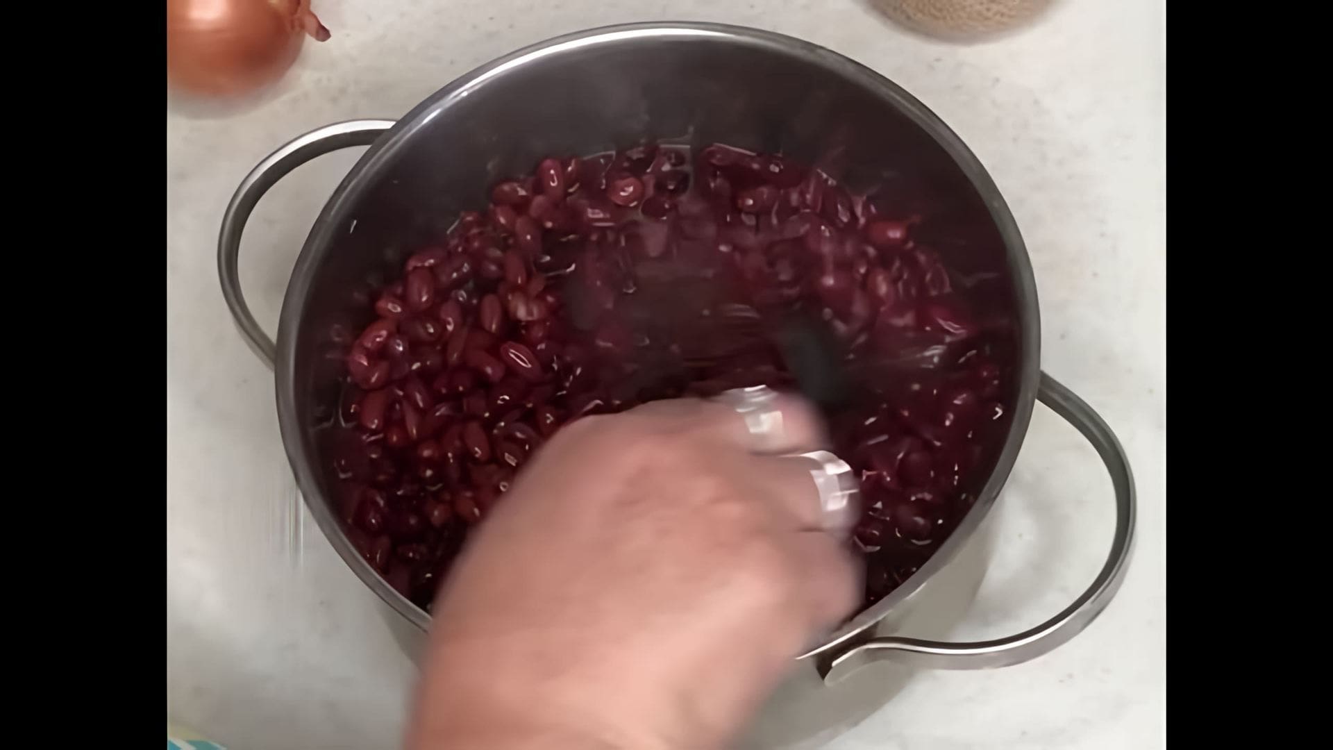 В этом видео демонстрируется процесс приготовления грузинского блюда "Лобио"