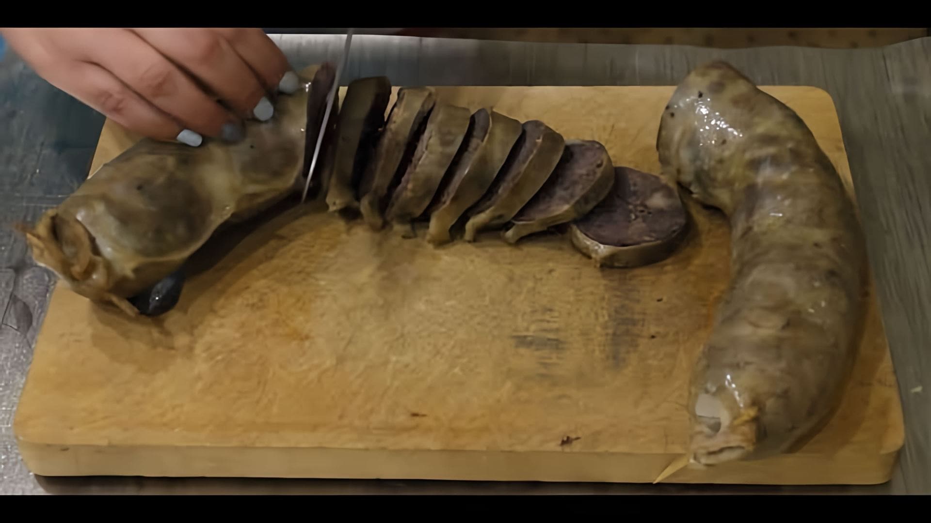 В этом видео демонстрируется процесс приготовления конской колбасы, которую называют "шужук"