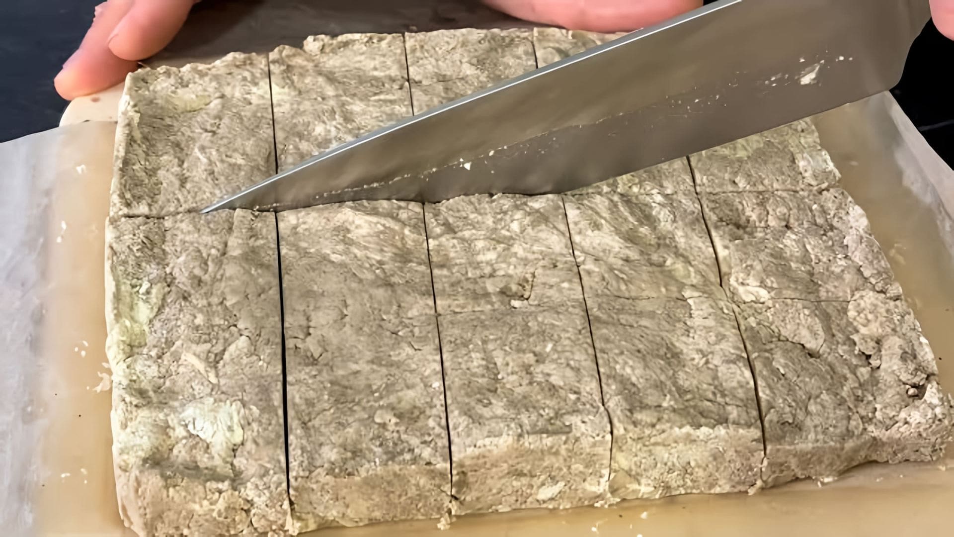 В этом видео демонстрируется процесс приготовления халвы из подсолнечных семечек без использования муки