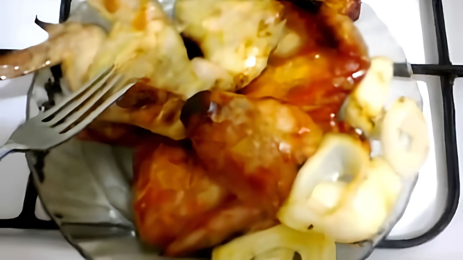 В этом видео демонстрируется рецепт приготовления куриных крылышек на сковороде гриль-керосин