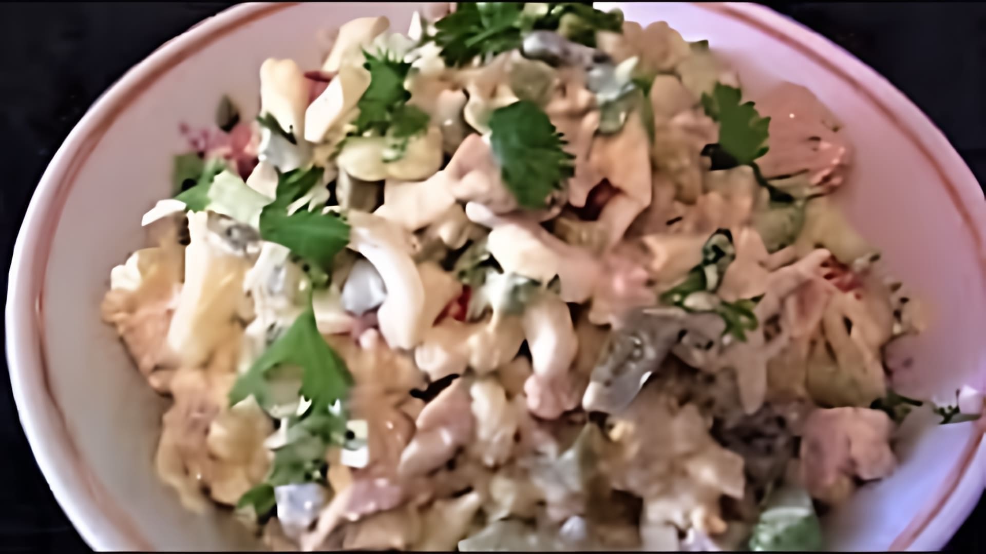 В этом видео демонстрируется процесс приготовления салата из консервированных кальмаров