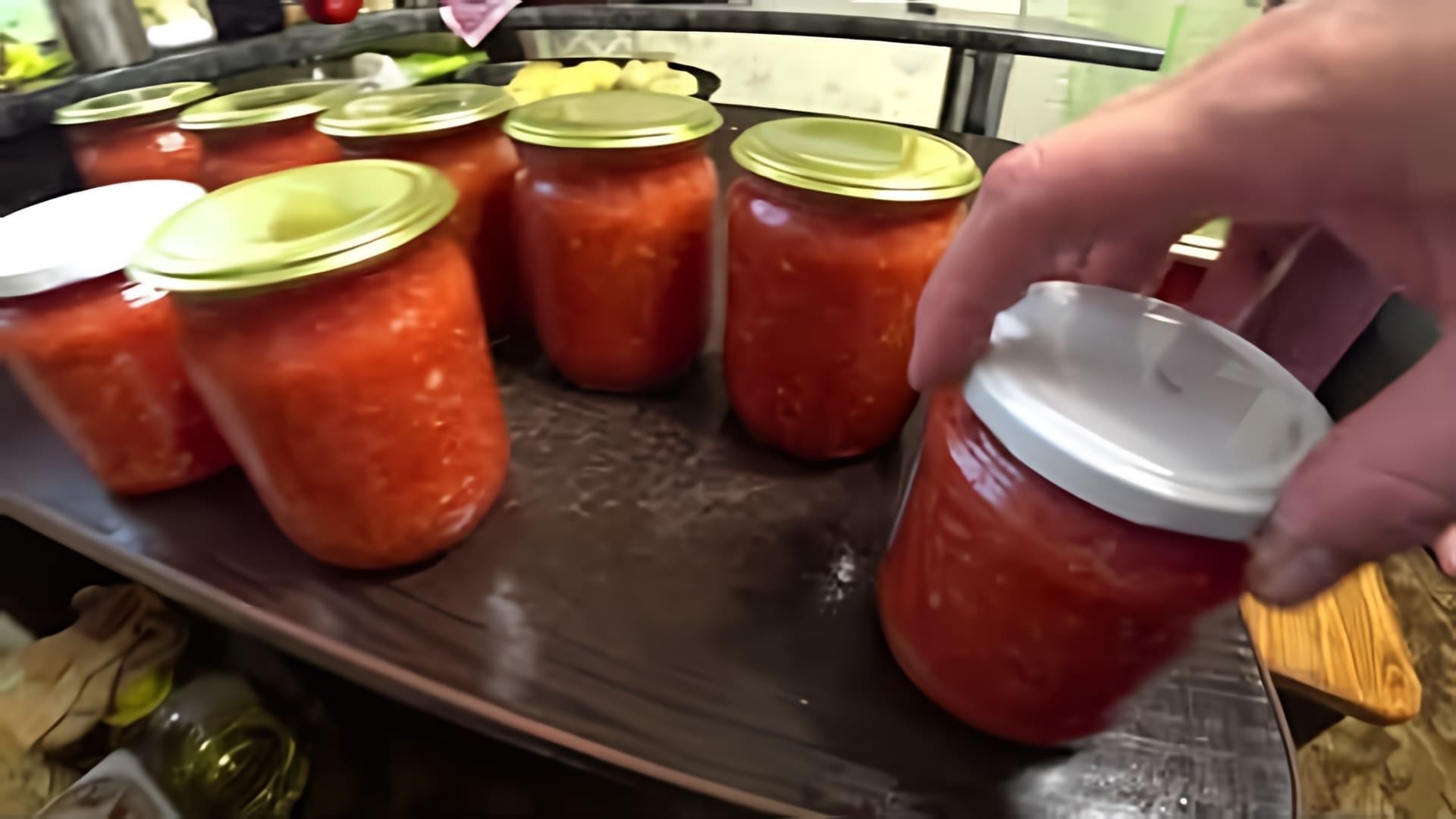 Рецепт гремучей смеси чеснока, томатов и хрена. Расчет на 1 кг. помидоров: 100 гр. чеснока, 100 гр. хрена, 2 чайн. ложки... 
