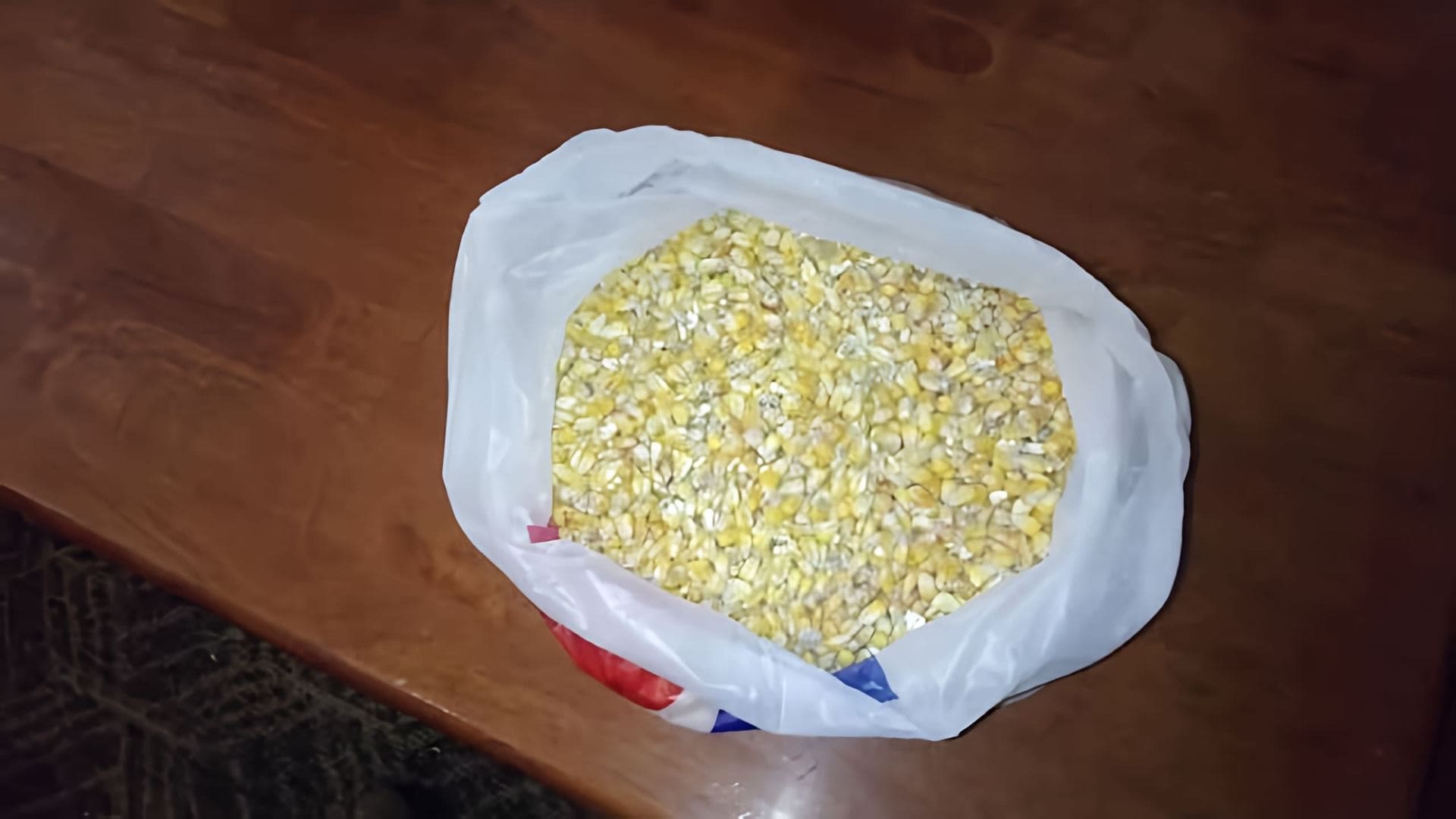 В этом видео демонстрируется процесс приготовления браги для бурбона из кукурузы