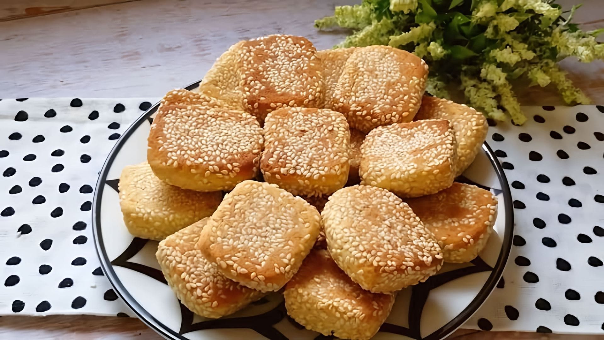 В этом видео-ролике вы увидите, как приготовить невероятно вкусное медовое печенье с кунжутом