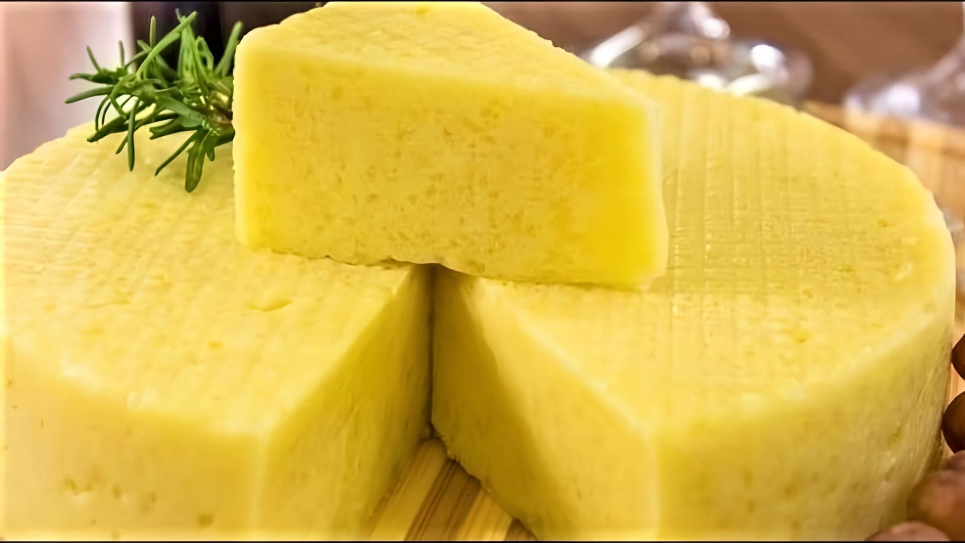 В данном видео демонстрируется процесс приготовления домашнего твердого сыра из творога, молока, сливочного масла и яиц
