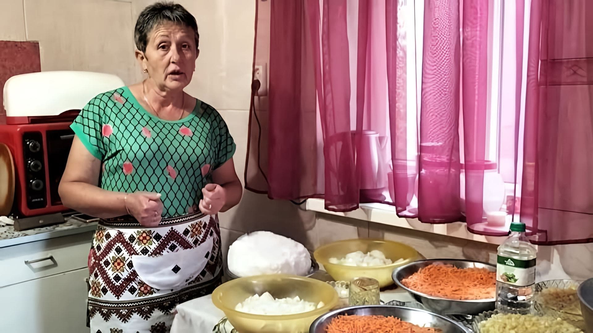 В этом видео демонстрируется процесс приготовления салата "Завтрак туриста" на зиму с рисом