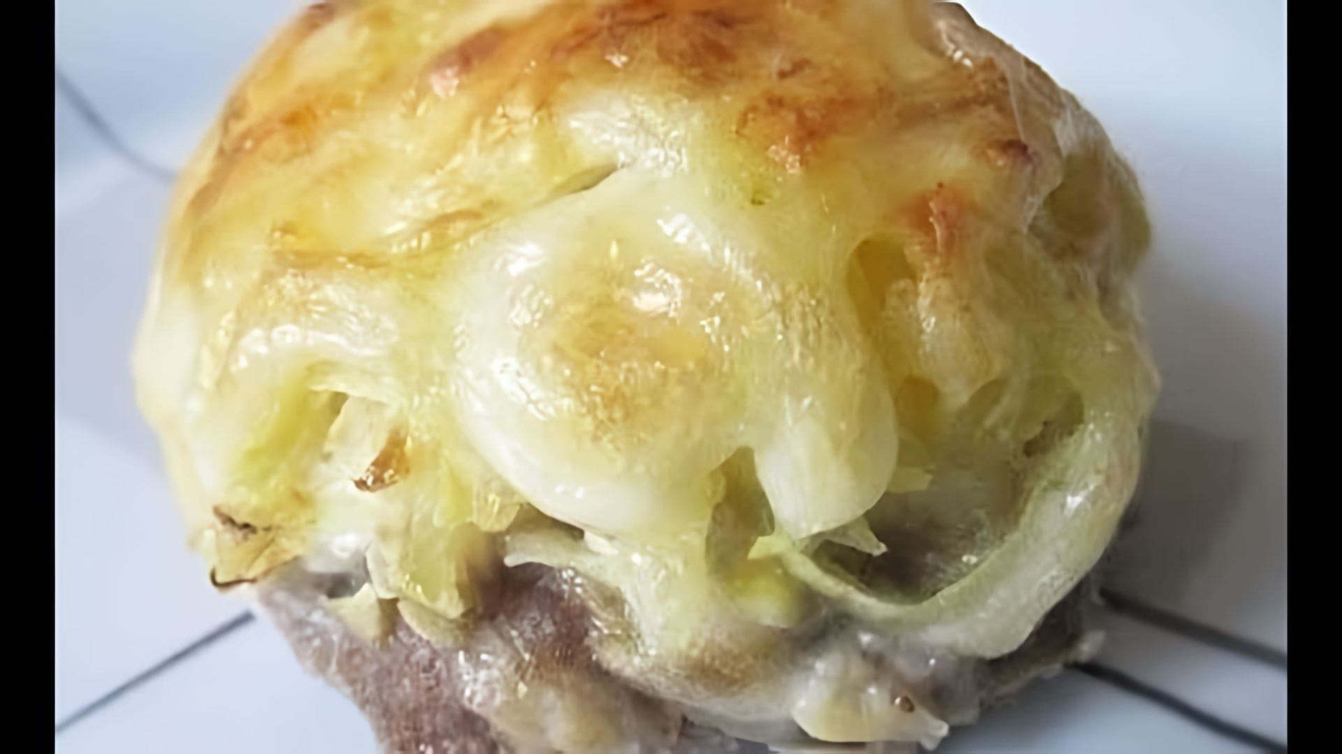 Котлета сугроб. Минтай жареный на сковороде с луком и сметаной. Стажки рецепт. Стожки с грибами. Стожки из фарша с тертым картофелем.