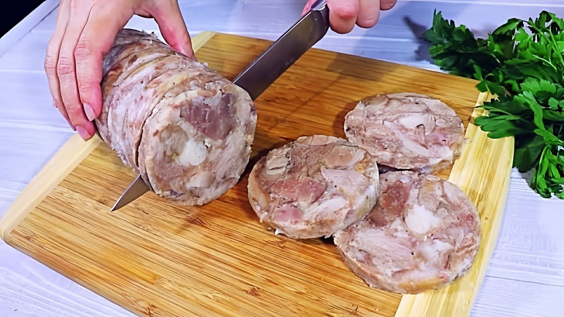 В этом видео демонстрируется процесс приготовления домашнего зельца из мяса и бульона