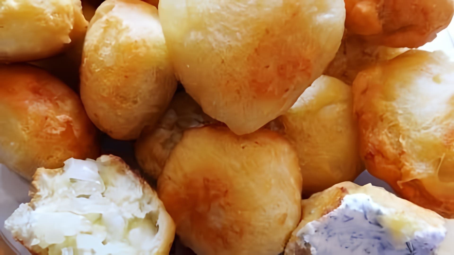 В этом видео демонстрируется процесс приготовления картофельных пончиков на картофельном отваре