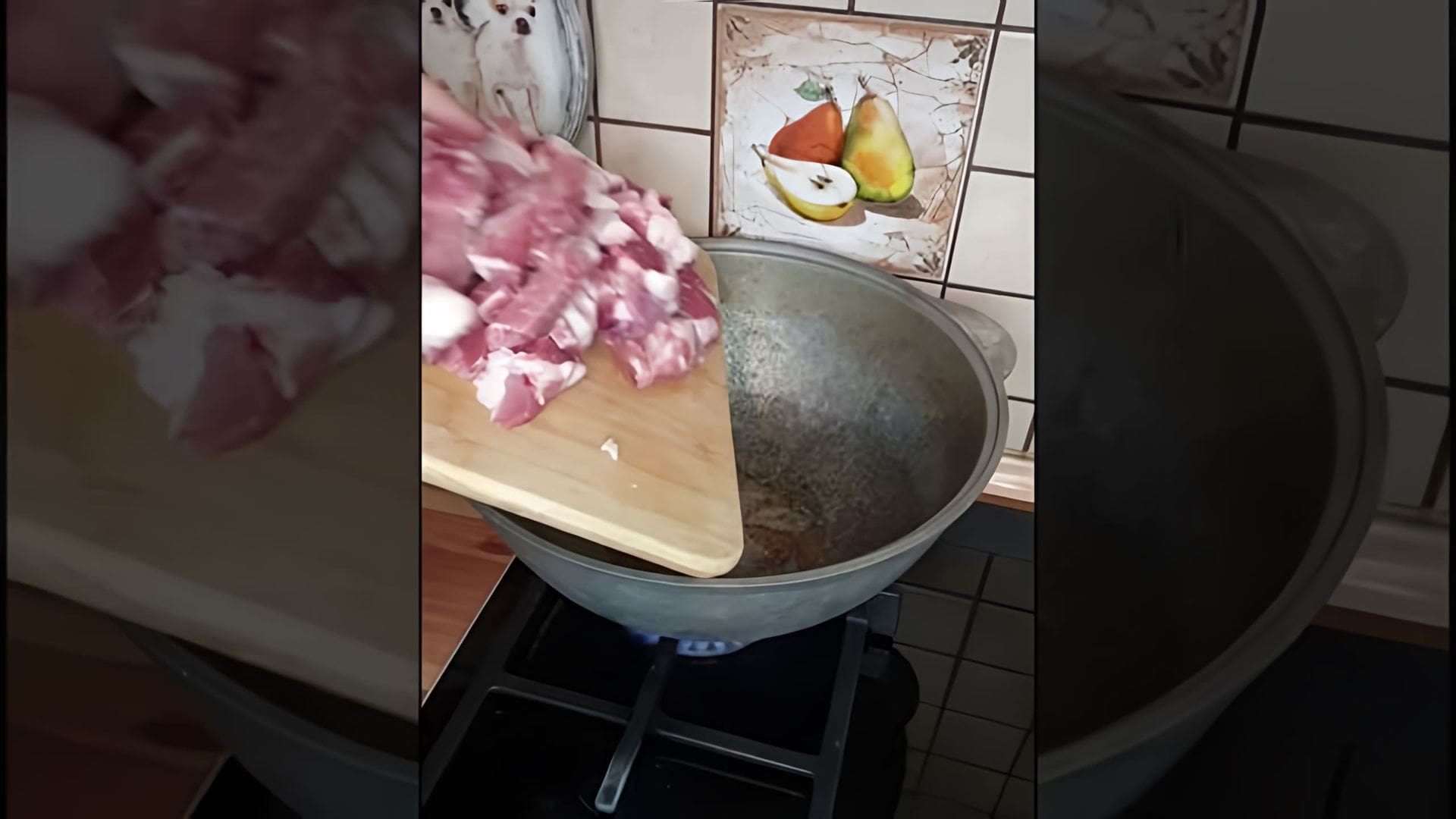 В этом видео демонстрируется процесс приготовления тушеной капусты с мясом и картофелем