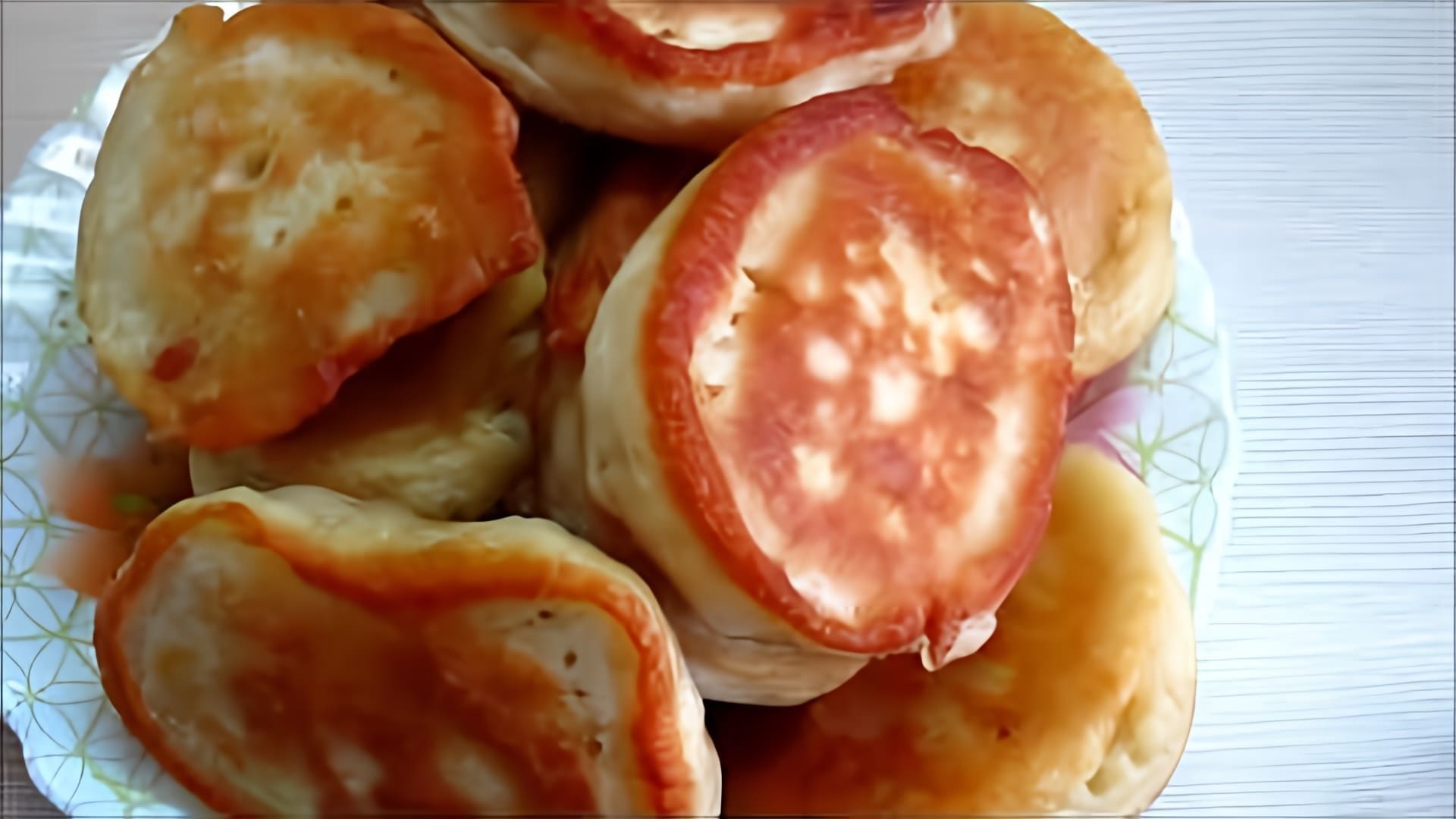 В этом видео демонстрируется рецепт приготовления пышных оладий, которые не опадают