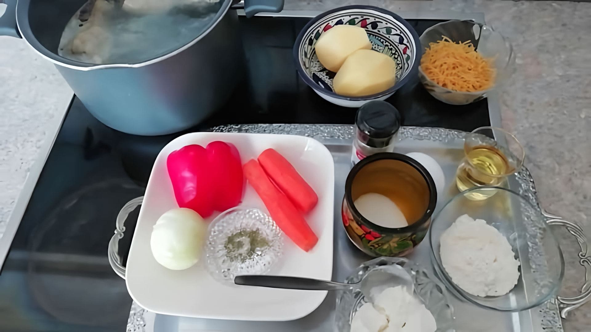 В этом видео демонстрируется процесс приготовления болгарского куриного супа под названием пелеш косу