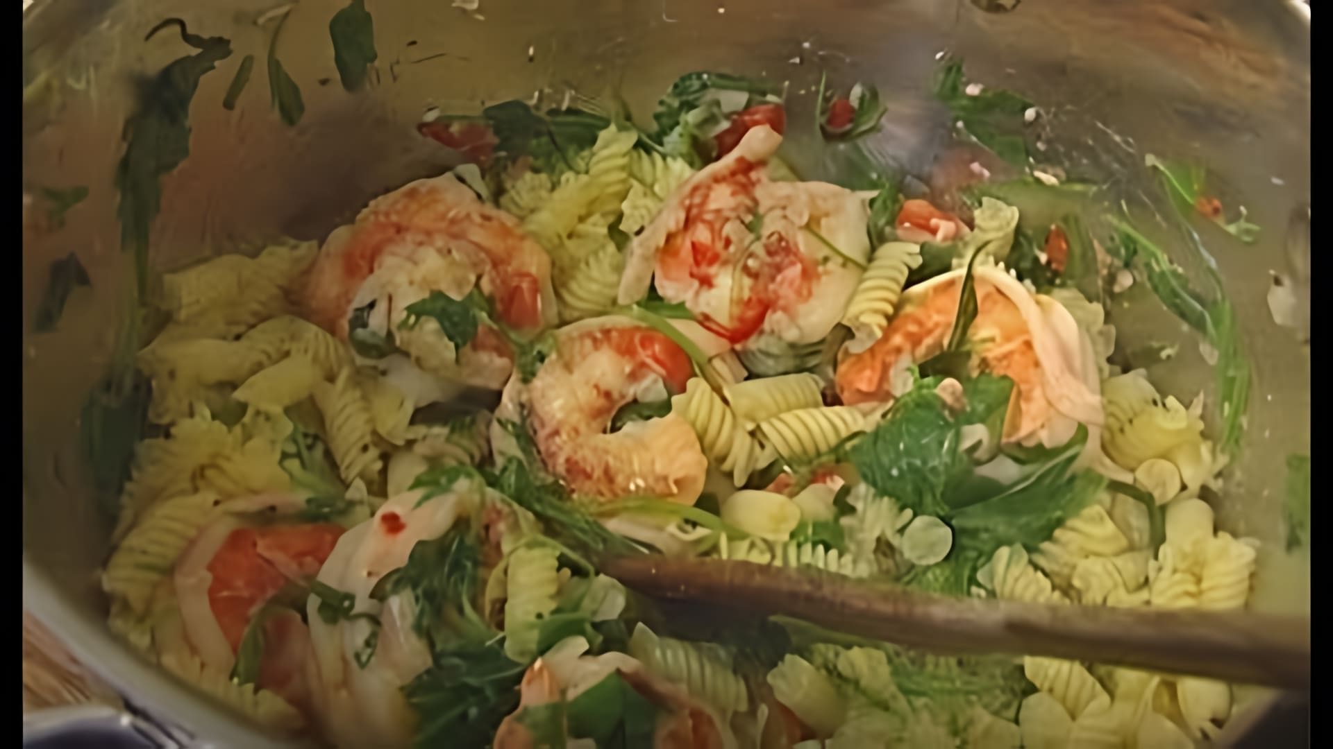В этом видео Юлия Высоцкая готовит макароны с креветками и руколой