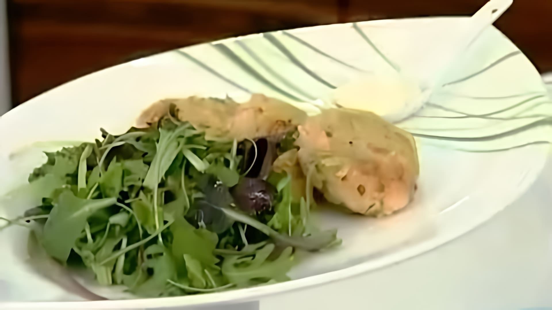 В этом видео шеф-повар Илья Лазерсон рассказывает о приготовлении микс-салата, который является универсальным гарниром