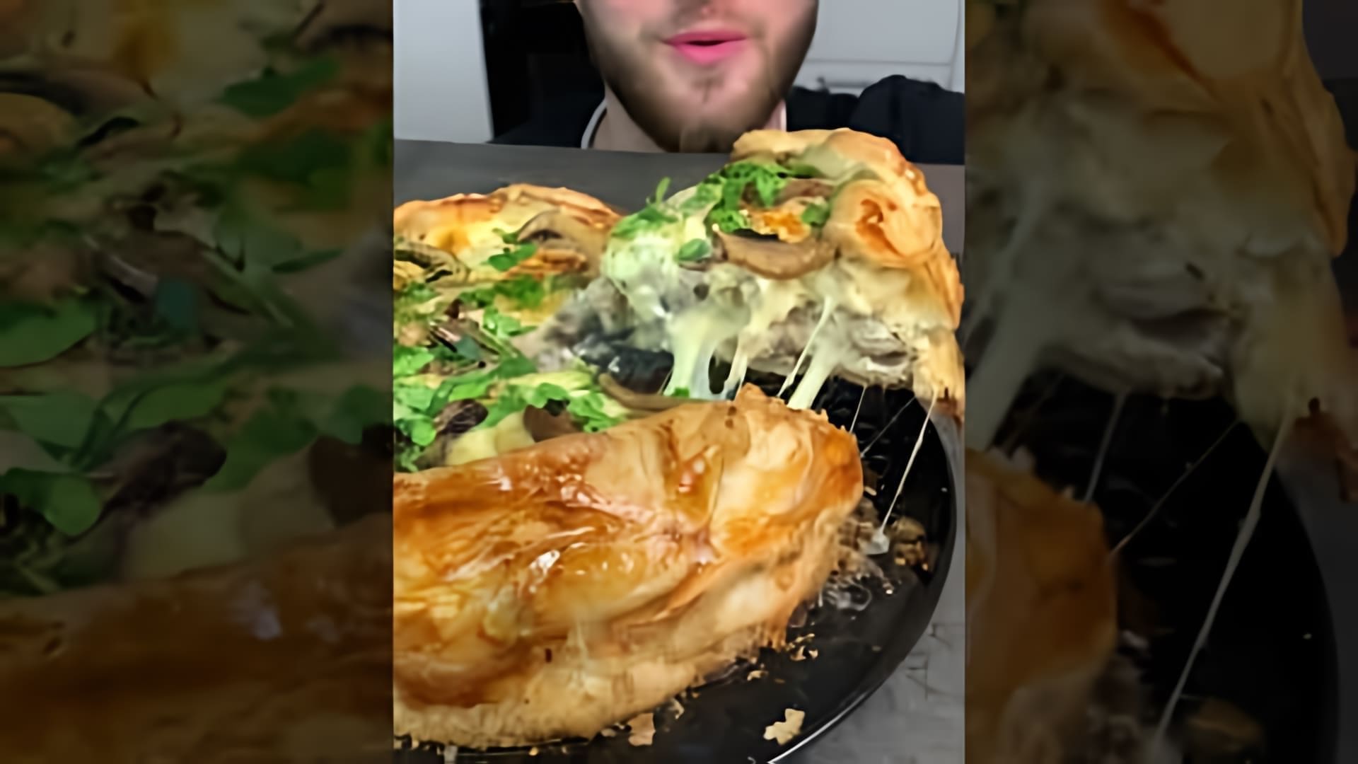 В этом видео демонстрируется процесс приготовления пирога Жульен (киш)
