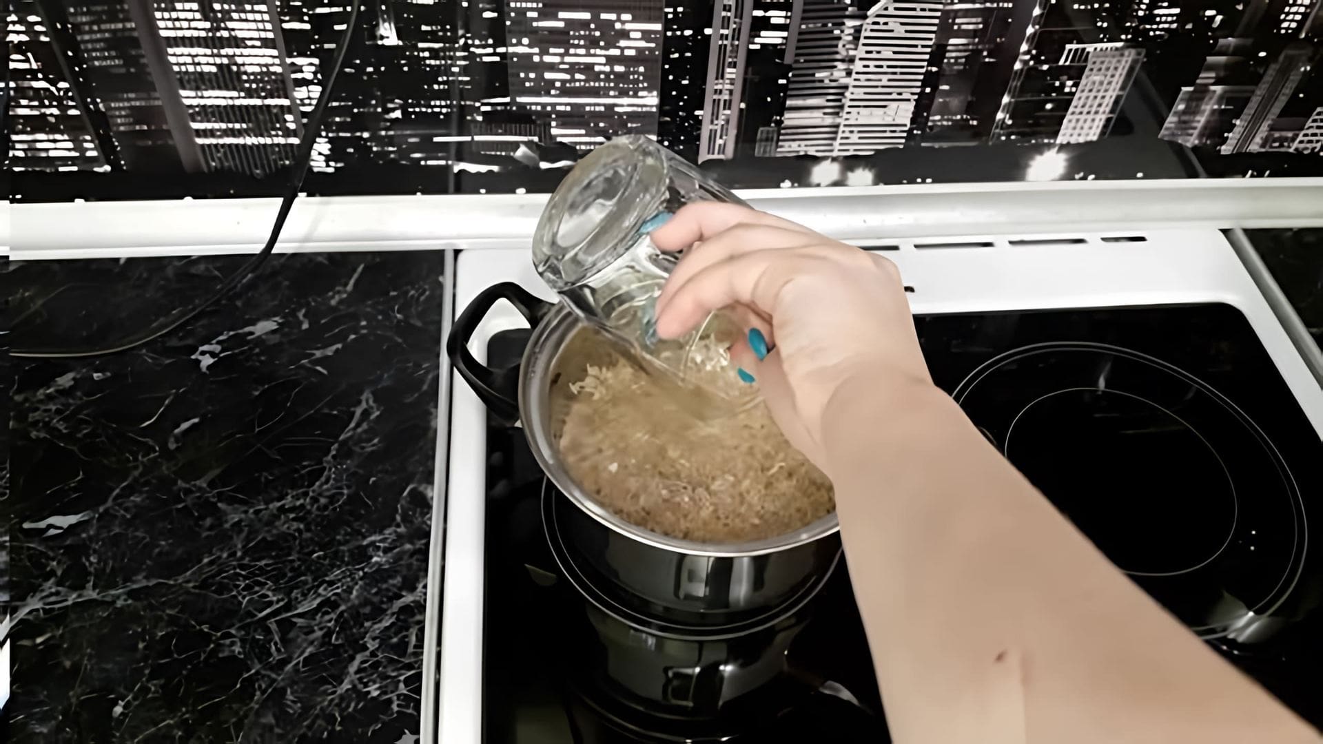 В этом видео демонстрируется процесс приготовления бурого риса