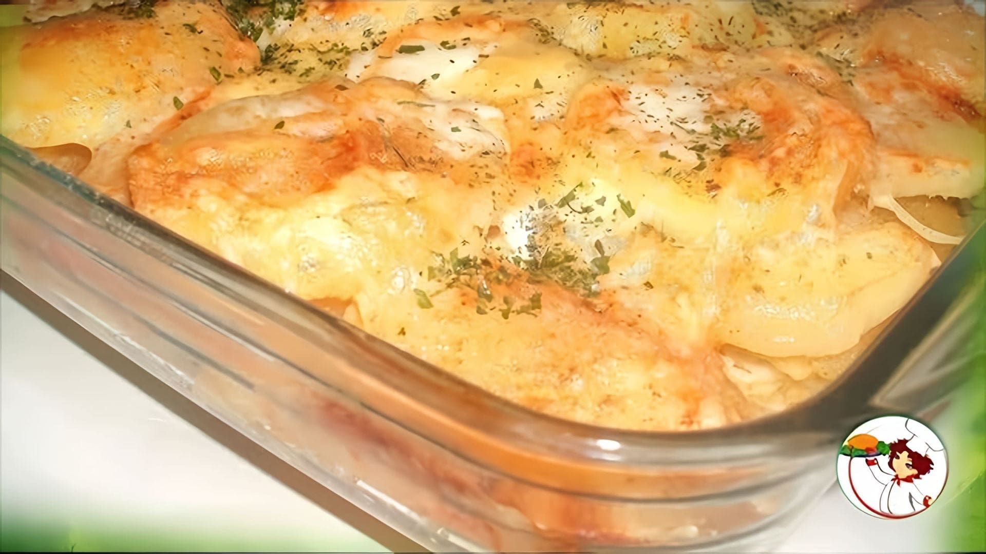 В этом видео демонстрируется рецепт приготовления запеченной картошки с фаршем и кабачками