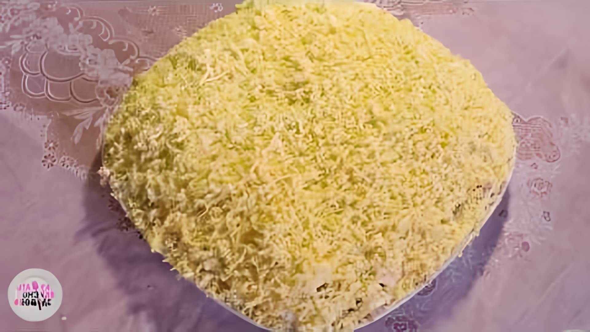 В этом видео демонстрируется рецепт приготовления салата "Мимоза" с использованием консервированной горбуши, сыра, яиц, лука и сливочного масла
