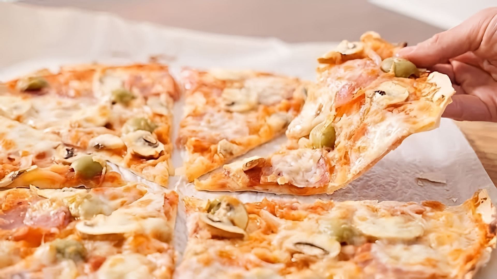 В этом видео демонстрируется простой и быстрый рецепт приготовления пиццы из лаваша