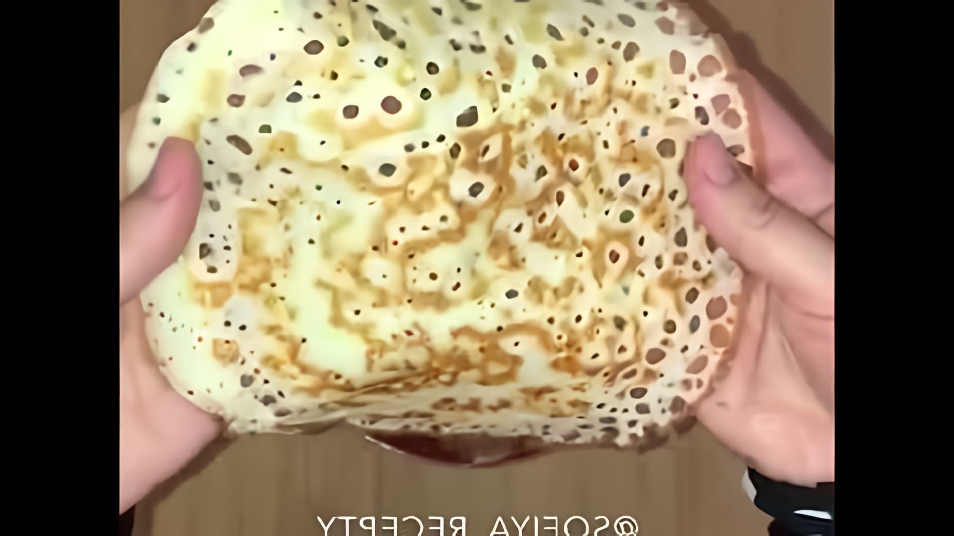 В этом видео-ролике вы увидите, как приготовить ажурные блинчики из рисовой муки