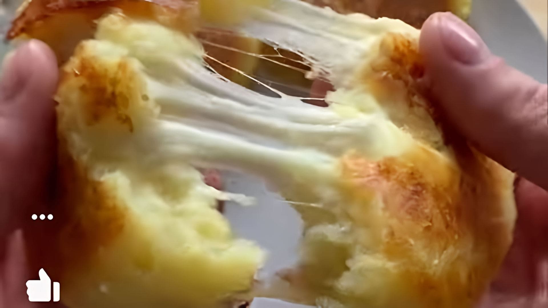 В этом видео демонстрируется процесс приготовления картофельно-сырных панкейков