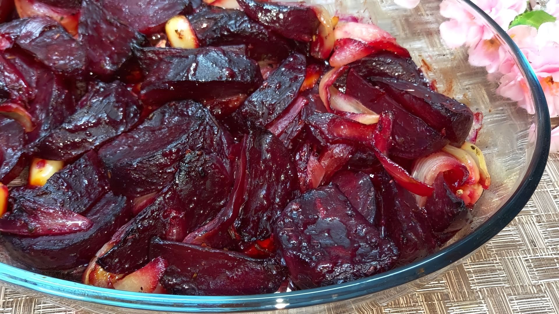 Как быстро сварить свеклу. Печеная свекла в духовке в фольге. Как лучше приготовить свеклу. Свекла запеченная с луком и чесноком в духовке. Как лучше приготовить свеклу.